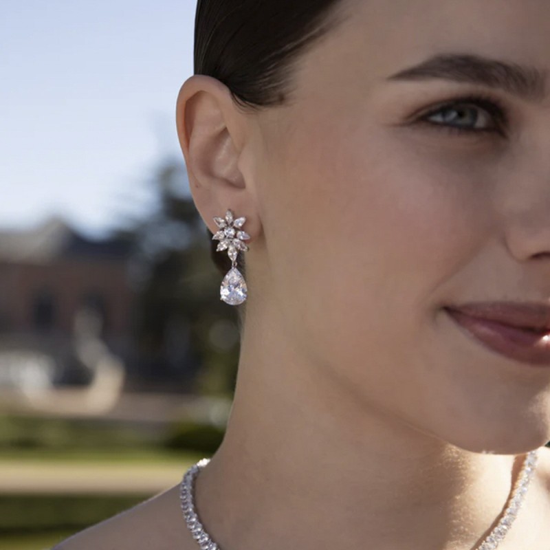 Pendientes de novia de plata pequeños festivos con diseño floral