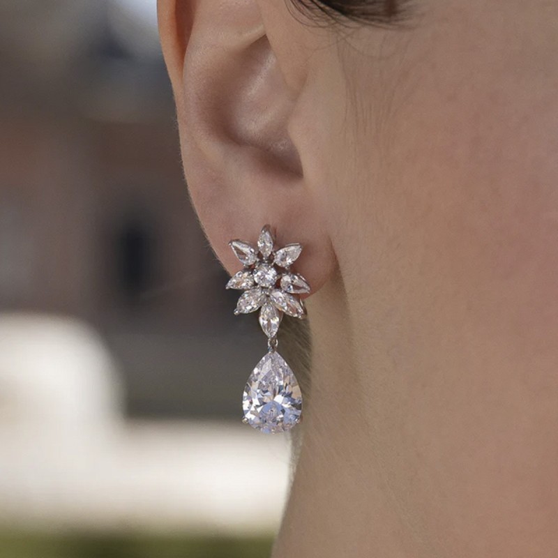 Pendientes de novia de plata pequeños festivos con diseño floral